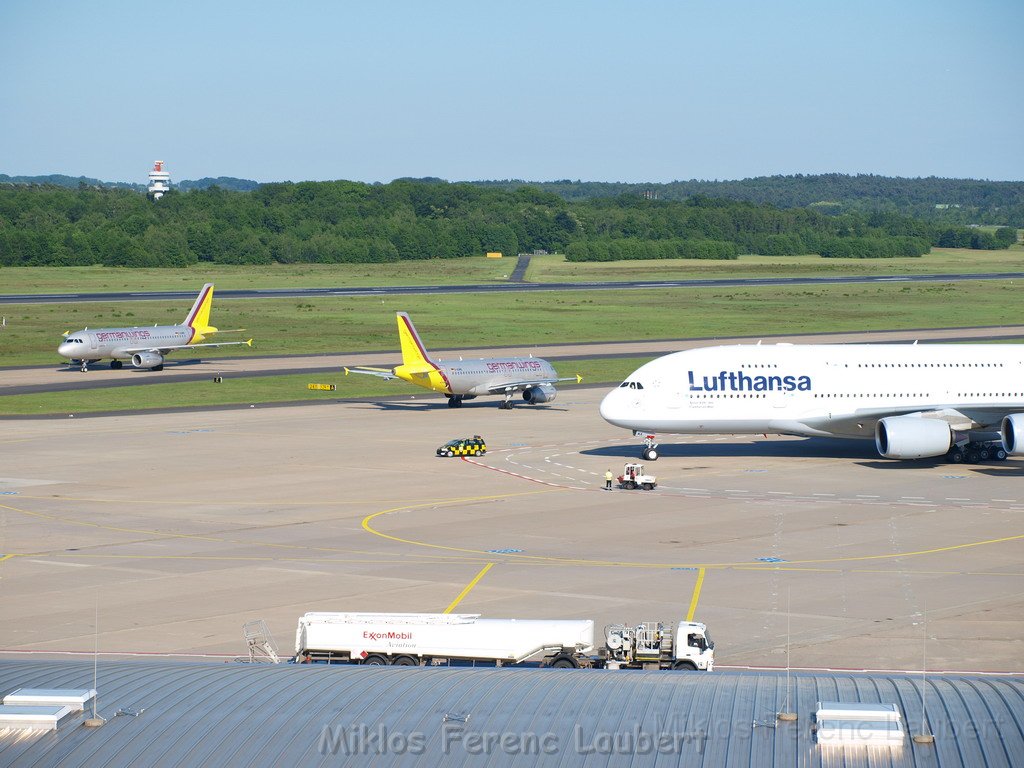 Lufthansa Airbus A 380 zu Besuch Flughafen Koeln Bonn P030.JPG